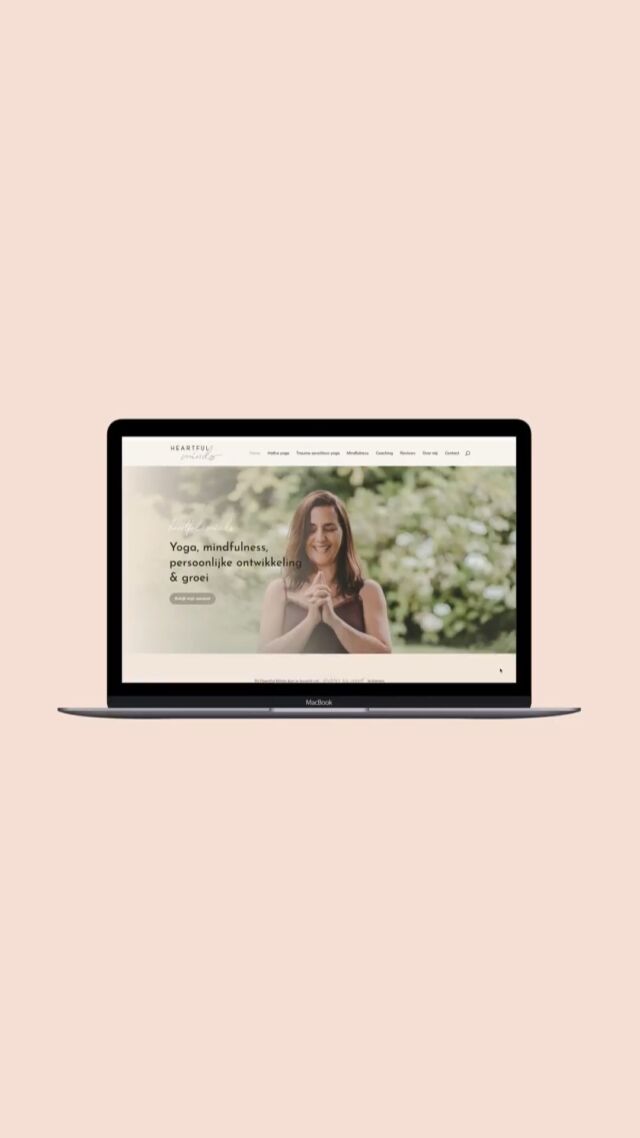 "Ik ben een beetje een digibeet, kun jij me helpen?" Dit hoor ik vaker! Ook als je niets van websites af weet kan ik je heel rustig en geduldig uitleggen hoe je website die door mij gemaakt is werkt. Zodat je uiteindelijk alles zelf kunt aanpassen en aanvullen (als je dat wil!)

Pas mocht ik deze prachtige website ontwerpen voor zo'n leuke klant. Heartfulminds.nl